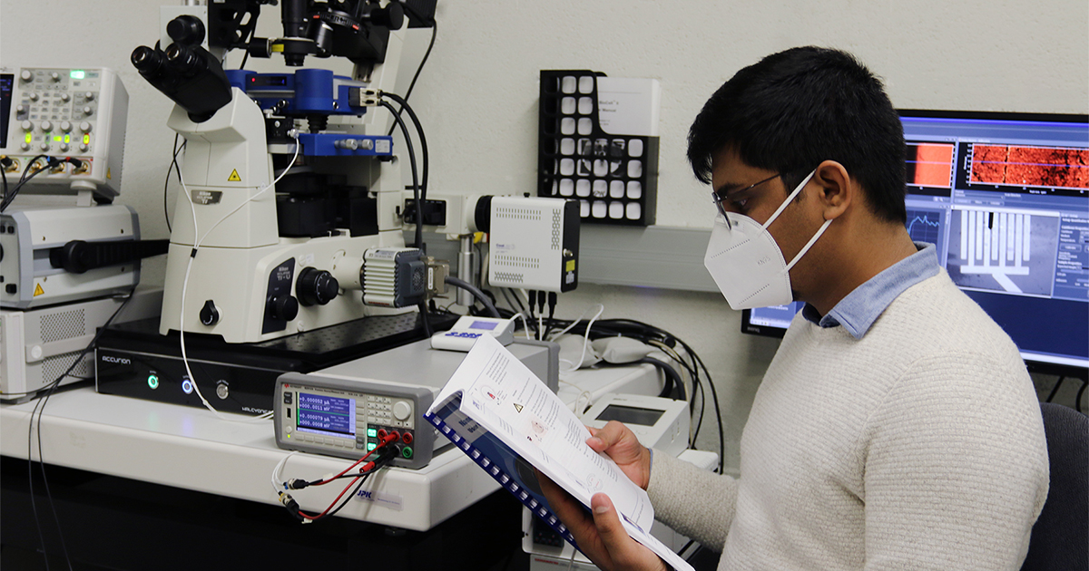 Shubham Tanwar got to know his lab's instruments by reading about them